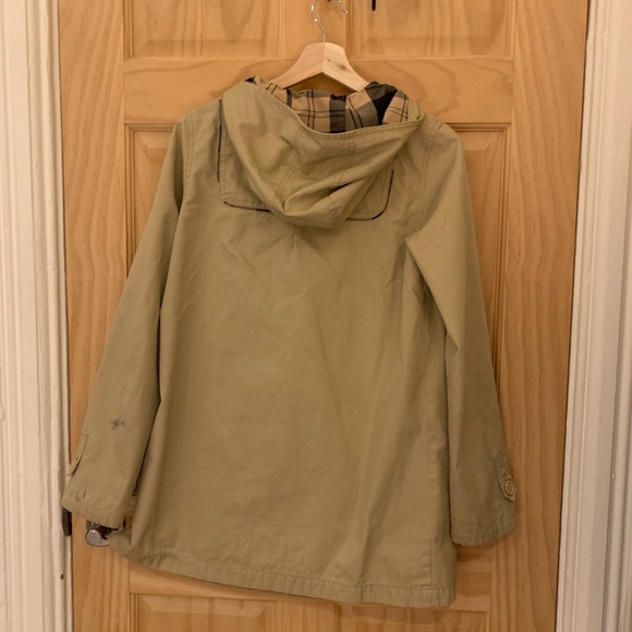 Adorable beige trench coat with hood and plaid accents - Picture 4 of 9